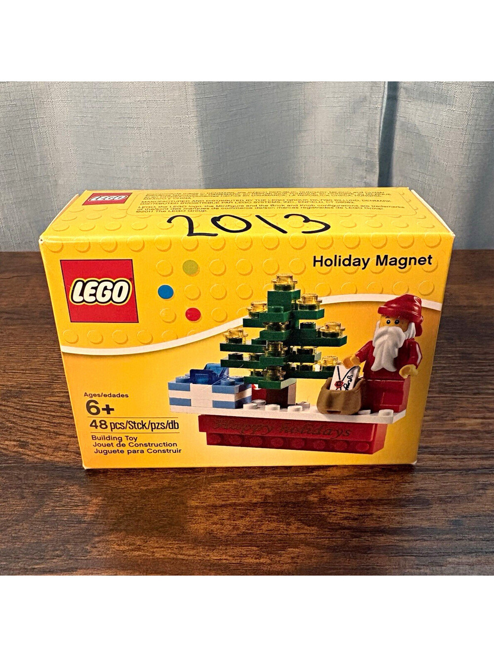 LEGO 853353 Holiday Christmas Scene Magnet Santa – Retired 2011